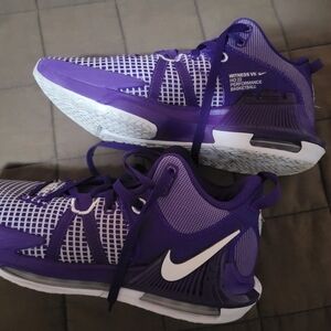 LeBron Witness 7s mens size 9